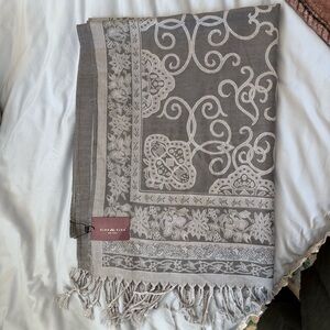Go&Go New York Gray and Cream Floral Scarf